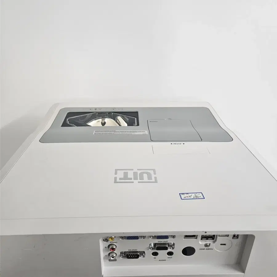 UIT UST420UL 4200안시 WUXGA 단초점 빔프로젝터