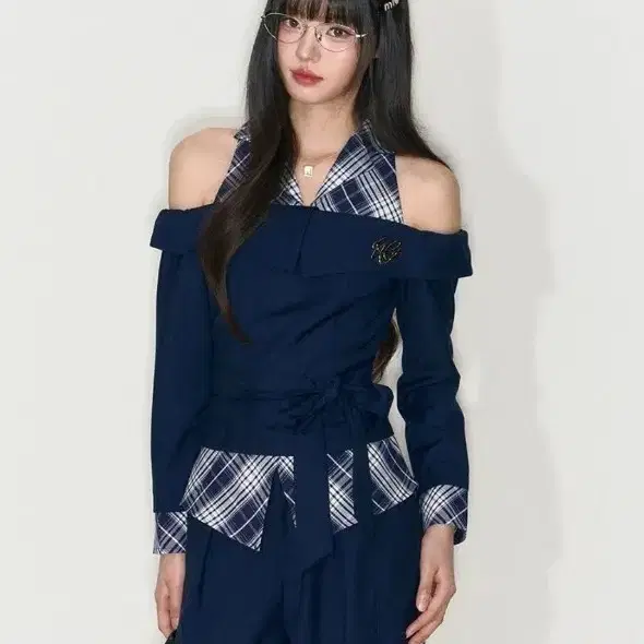 (새상품) 체크 배색 오프숄더 랩 블라우스