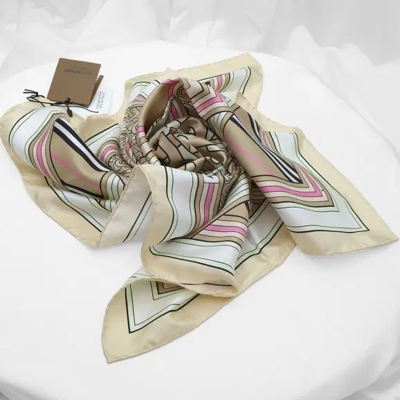 Burberry(버버리) 80560421 베이지 페일 핑크 100% 실크 몽타주 프린트 스카프