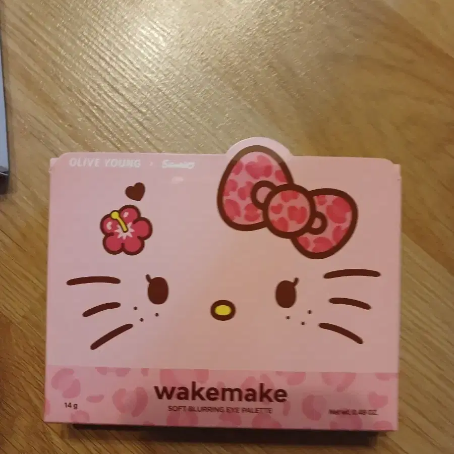 급처분)웨이크메이크 헬로키티 아이팔레트 핑크라이크 블러링팝니다