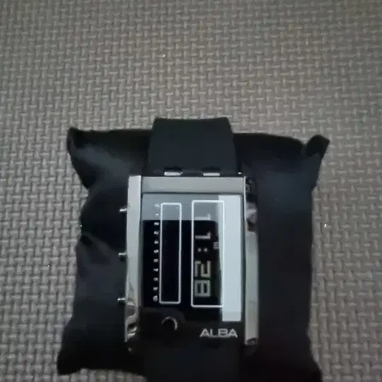 세이코 알바(SEIKO ALBA)의 W770-X001 모델(SPOON 시리즈) 디지털식 팝니다