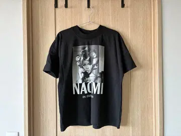 V&A NAOMI IN FASHION 티셔츠