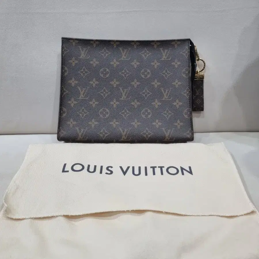 루이비통(Louis Vuitton) 포쉐 토일렛 NM 모노그램 클러치백