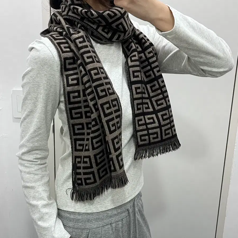 지방시 패턴 머플러 목도리