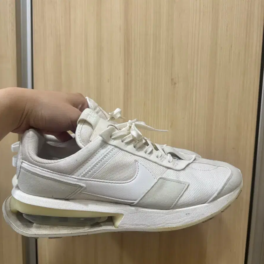 나이키 프리데이 운동화