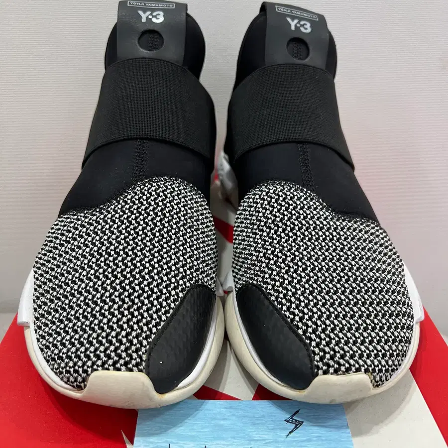 Y-3 콰사로우 255