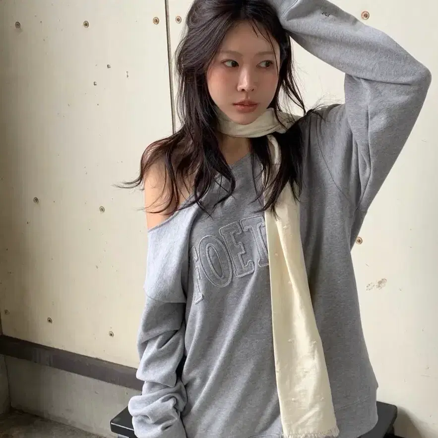 포에토 빈티지 오프숄더 맨투맨