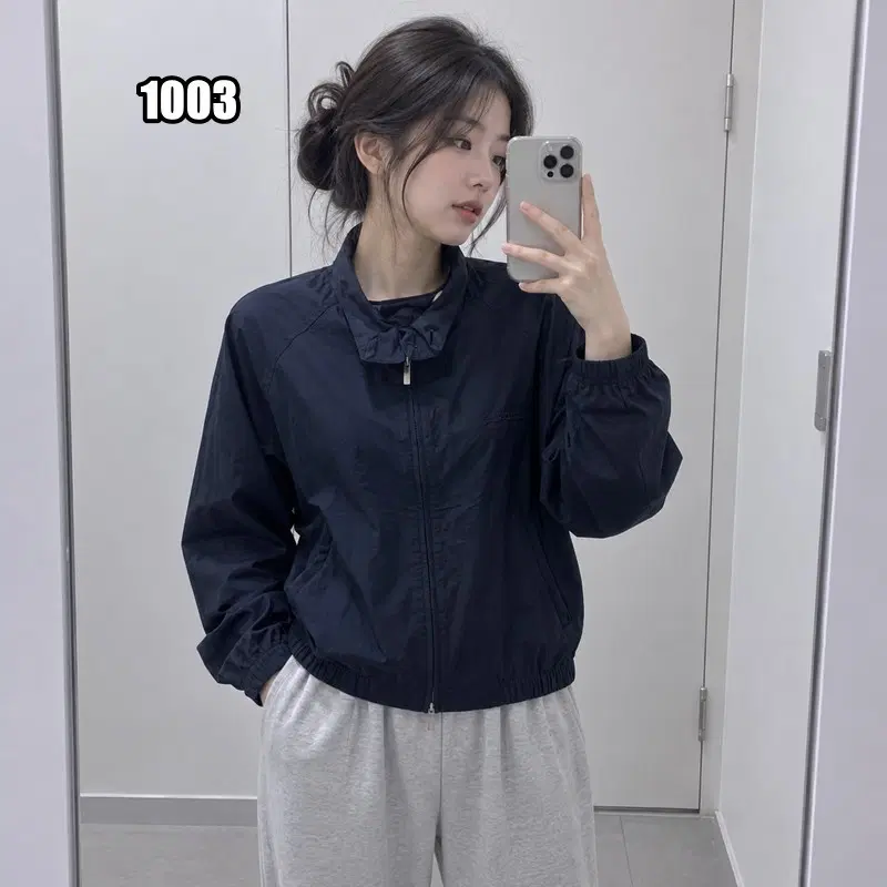 L 아디다스 올드스쿨 미니 자수 로고 바람막이 자켓입니다