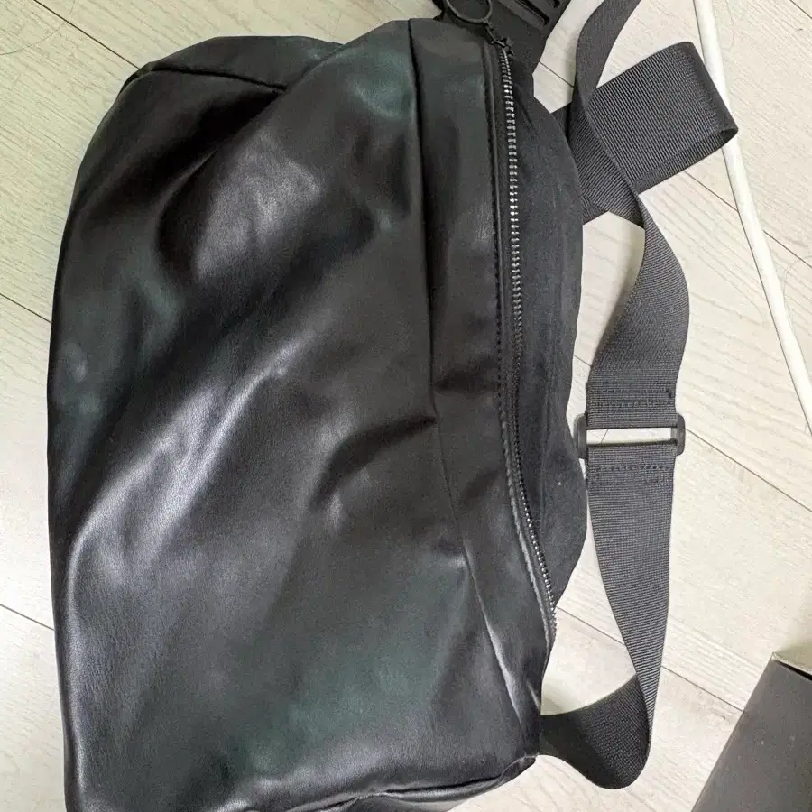 검정색 가죽 숄더백
