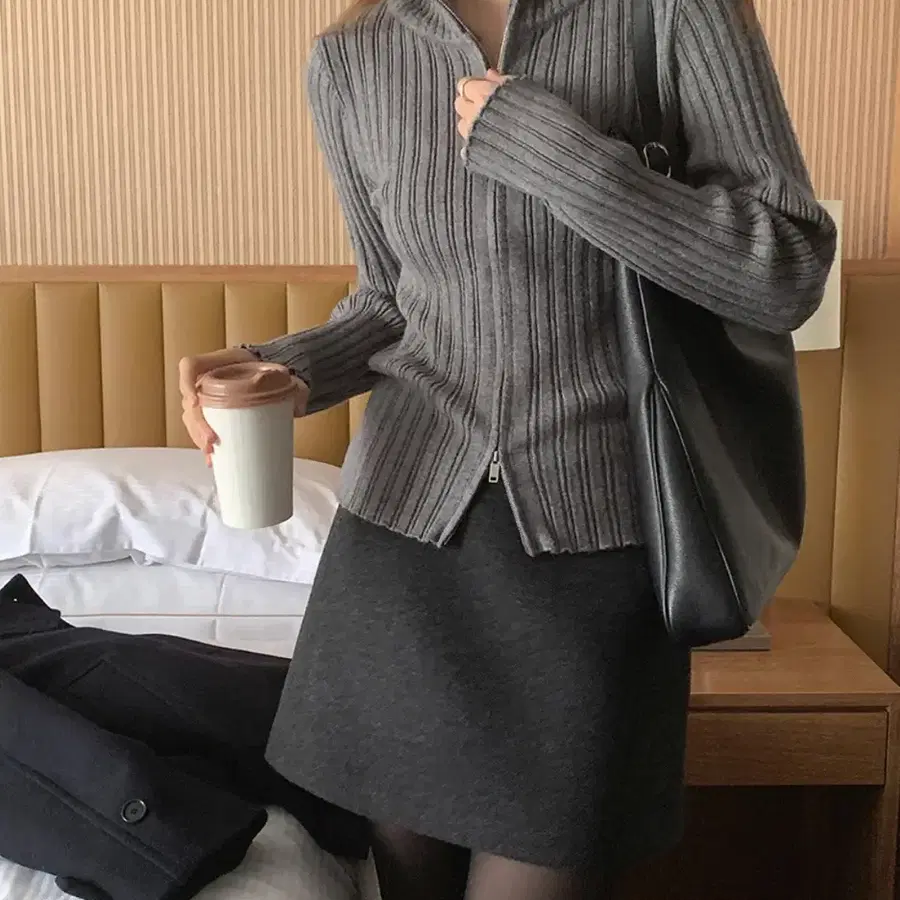 메리어라운드 울60% 헤링본 세미 에이라인 미니스커트