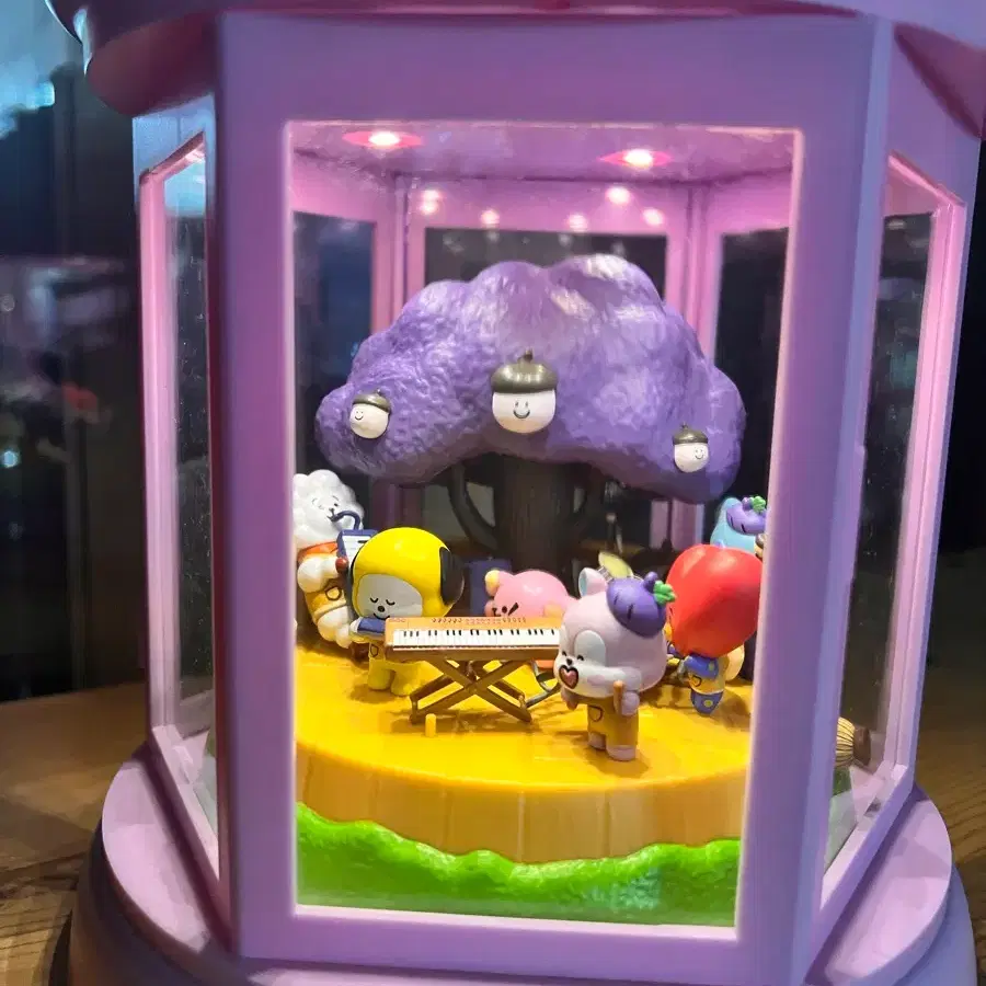 피자알볼로(Pizza Alvolo)와 방탄소년단(BTS) BT21이 협업하여 출시한 'BT21 호프 인 러브 무드등(Hope In Love Mood Lamp)' 피규어 세트