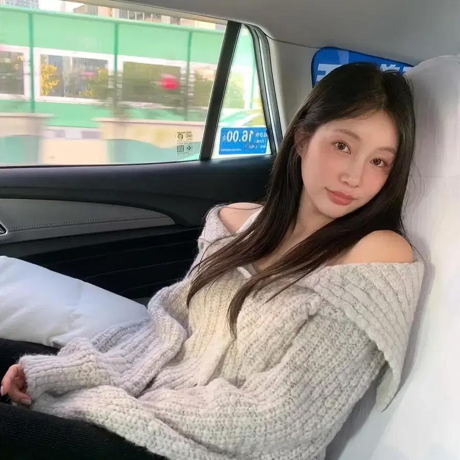 새상품:바배 릴리코츠 로아 오프숄더 니트 그레이