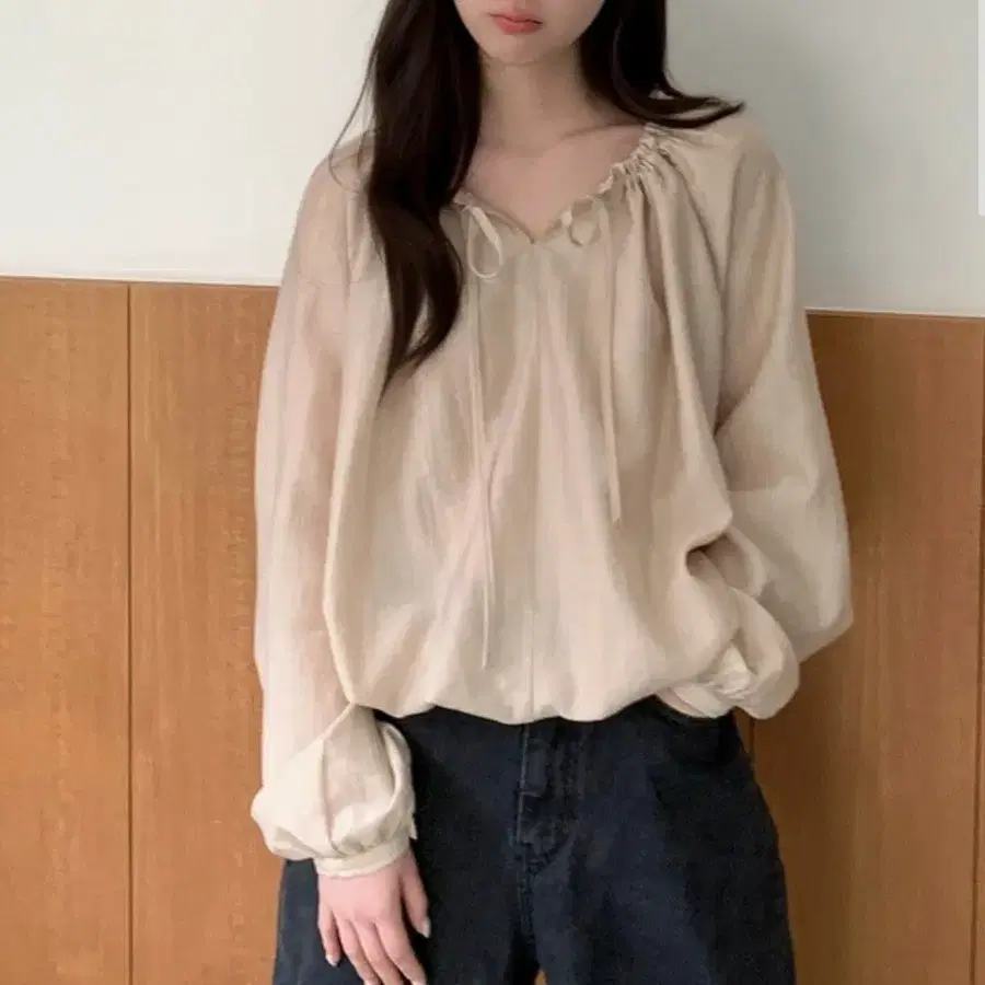 쏘이르 셔링 시어 블라우스_베이지