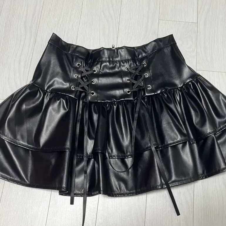 고스로리 블랙 인조가죽 레이스업 주름 스커트