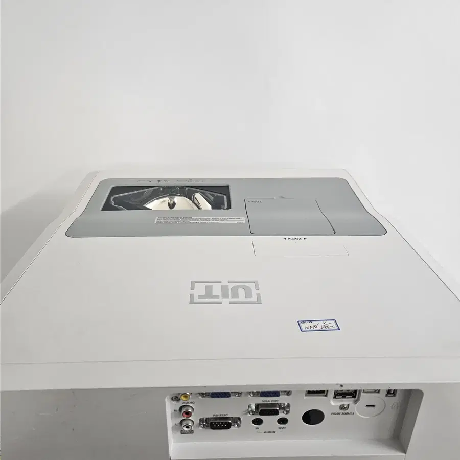 UIT UST420UL 4200안시 WUXGA 단초점 빔프로젝터