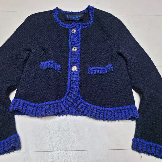 럭키슈에뜨 은장버튼 크롭 니트 자켓 폴1381