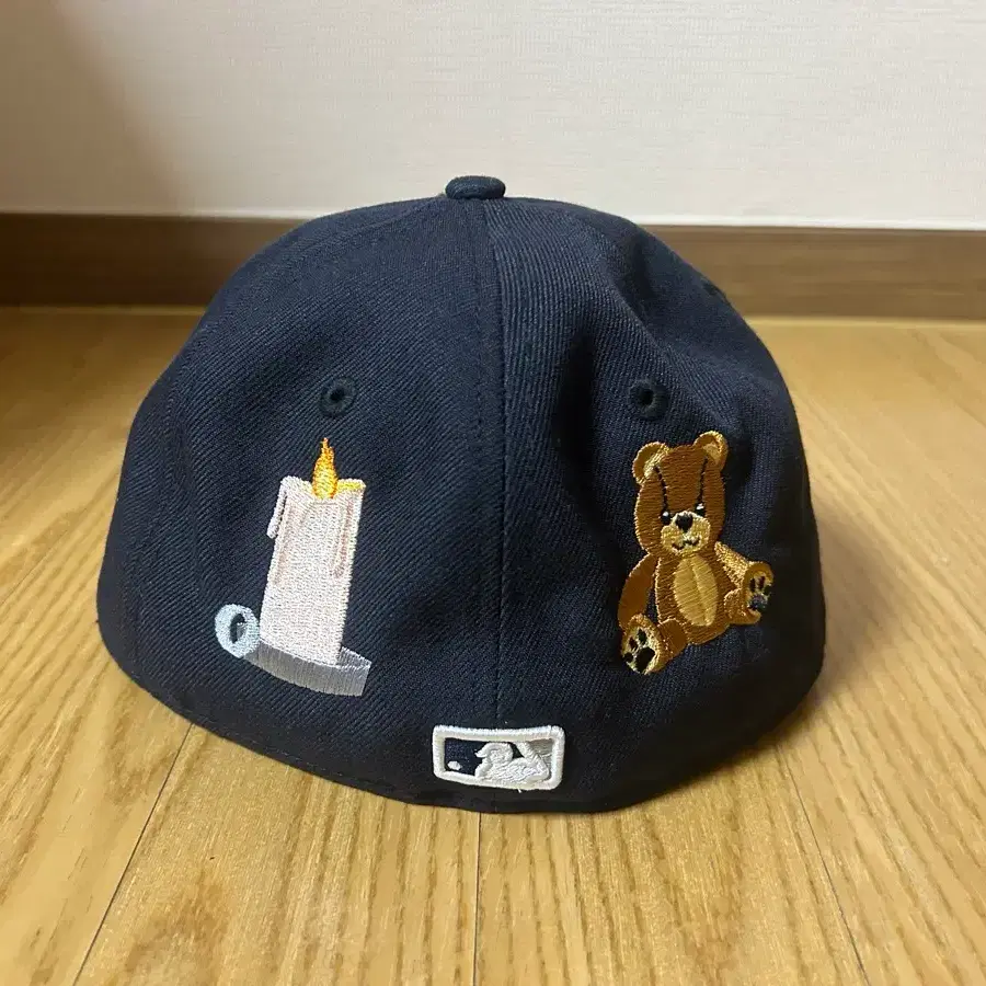 뉴에라 59FIFTY 곰돌이 캔들 자수 네이비 캡