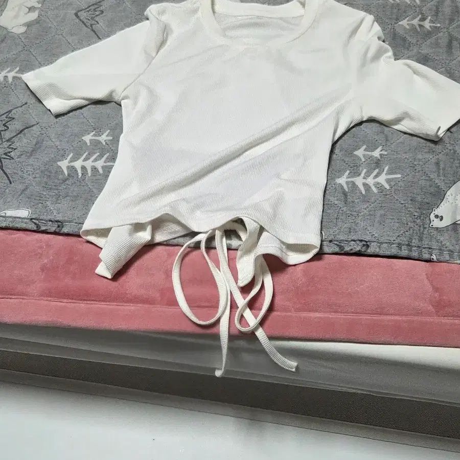 여자 반팔 크롭티 화이트 끈 디테일