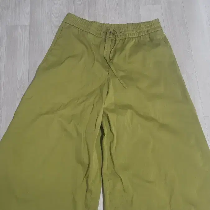 COS 와이드 핏 면바지 올리브색