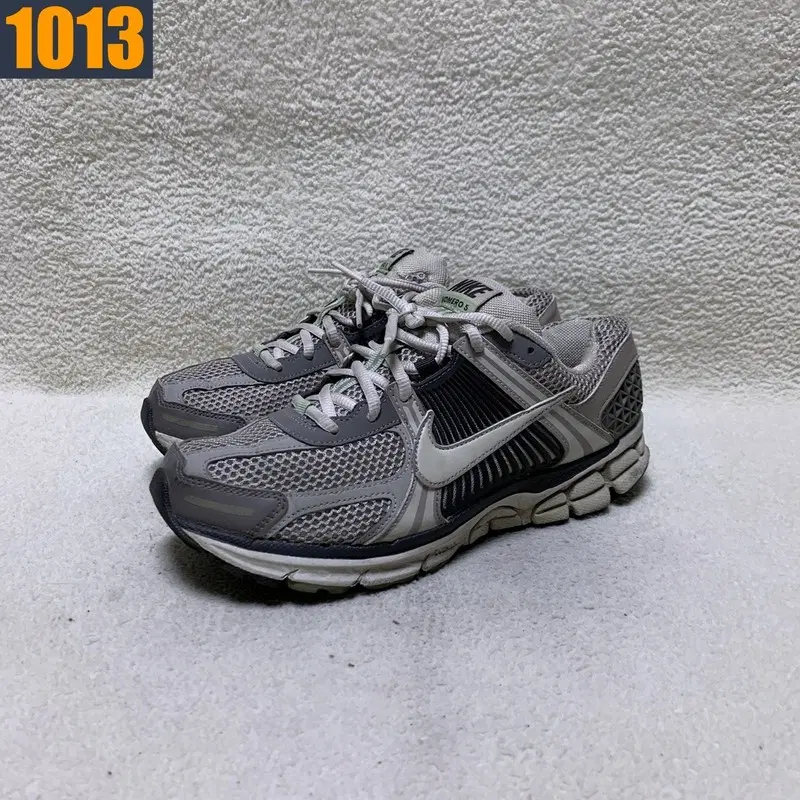 265 NIKE 나이키 줌 보메로5 코블스톤 앤 플랫 퓨터