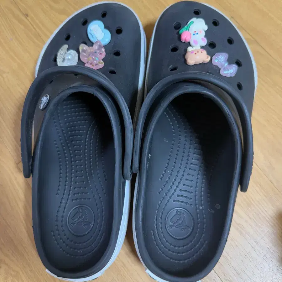 크록스 검정색 뮬 + 지비츠 세트