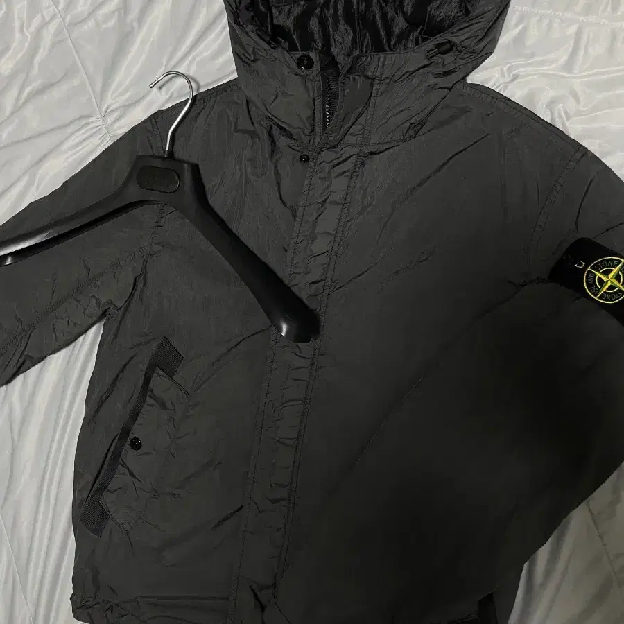 [s] 25ss 스톤아일랜드 가먼트다잉 크링클랩스 바람막이 자켓 차콜