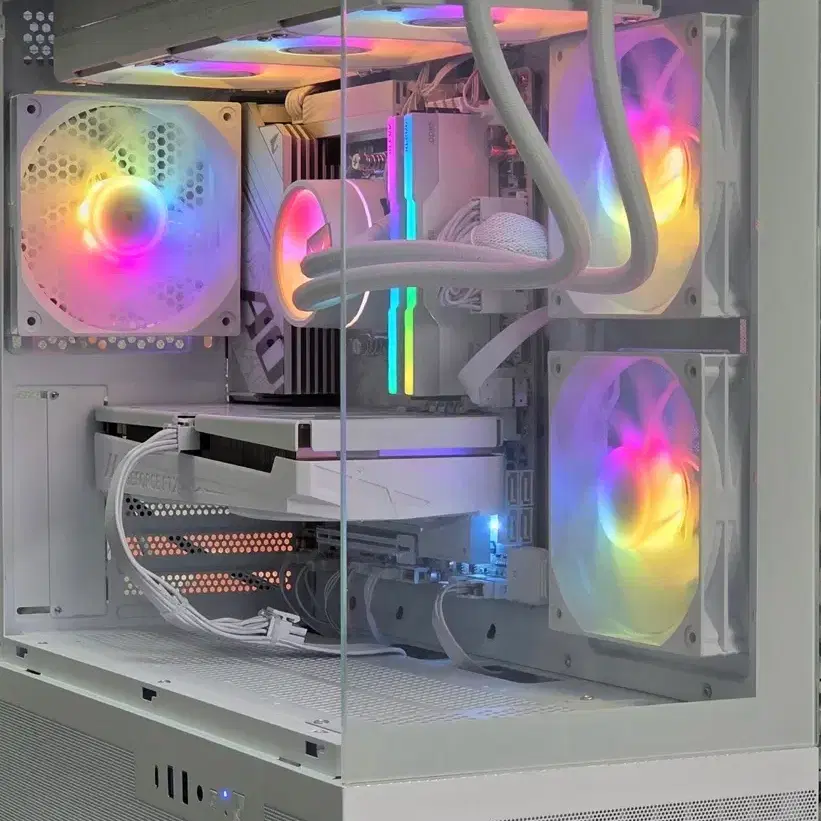 게이밍 컴퓨터 화이트 커스텀 수랭 pc (7800x3D,rtx5060ti) 현재 시세 320만원