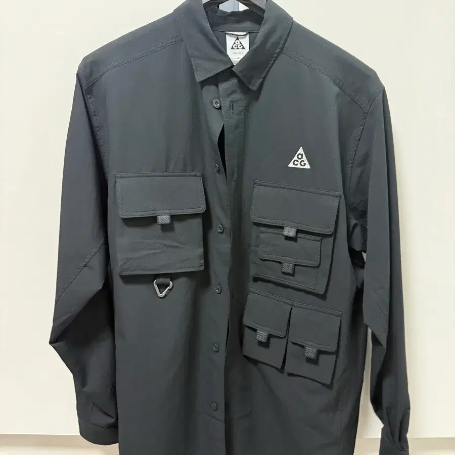 나이키 ACG 드라이핏 UV 디베스테이션 트레일 셔츠 바이코스탈 색상입니다. 아시아 핏 제품이며 등산이나 야외 활동 시 입기 좋은 디자인이에요. 사진 보시는 것처럼 상태 깔끔하고