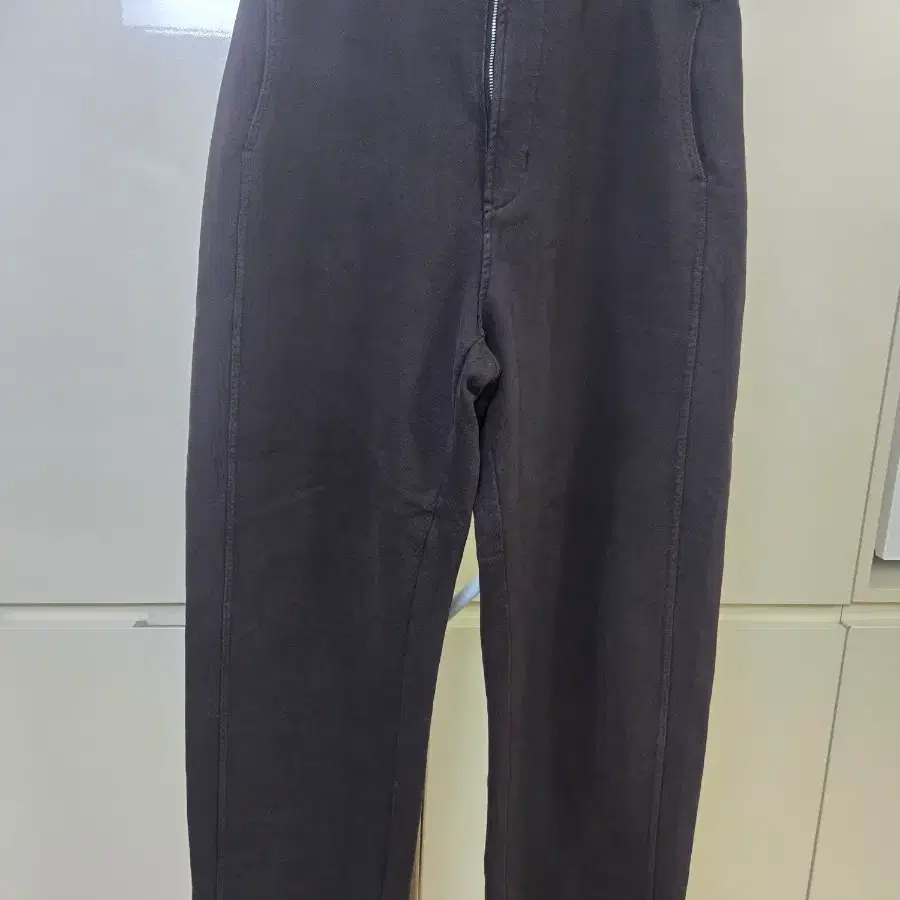 기장 있는 검정색 면바지