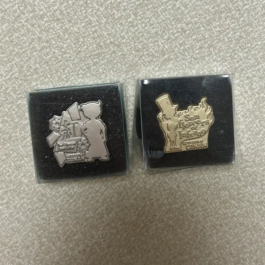 코난 극장판 한정판 뱃지 (진홍의연가, 화염의 해바라기)