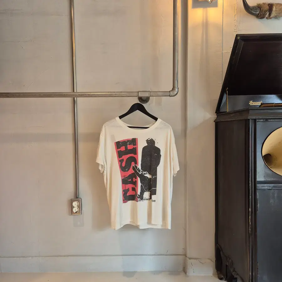 Johnny Cash Red Graphic T-Shirt 조니 캐시 레드 그래픽 아이보리 티셔츠