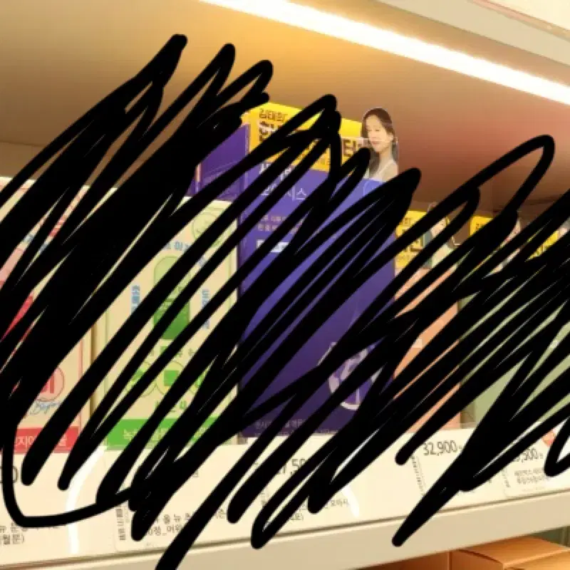 다이어트 보조제나 식품 가지고 있는 거 사진 촬영