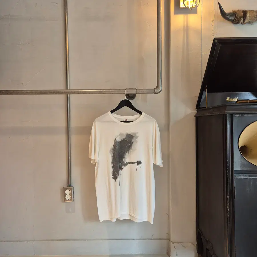 Top Hat Guitarist Graphic T-Shirt 탑햇 기타리스트 화이트 티셔츠