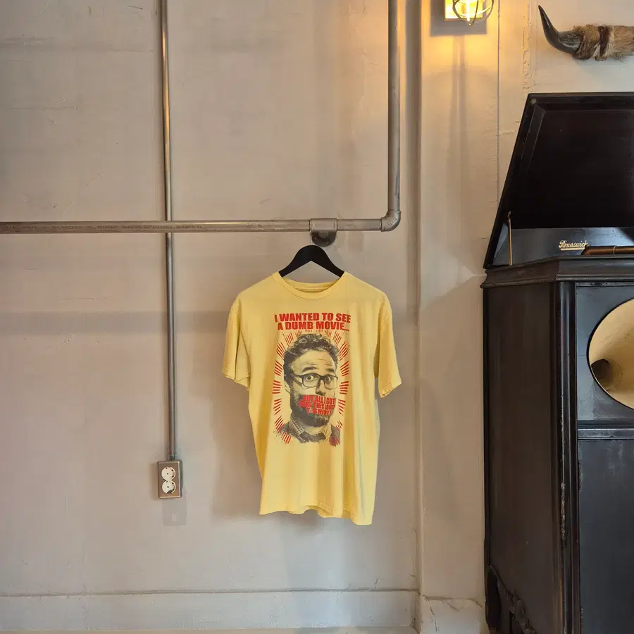 Comedy Portrait Graphic T-Shirt 코미디 포트레이트 옐로 티셔츠