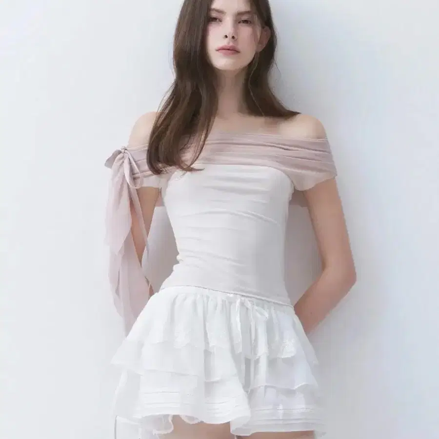 [새상품] 더티스 블러쉬 쓰리웨이 오프숄더 탑 아이보리