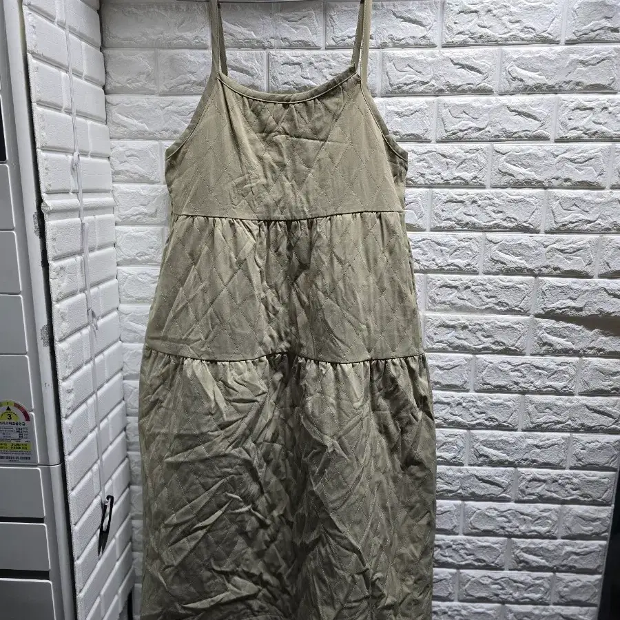 카키색 퀼팅 민소매 원피스