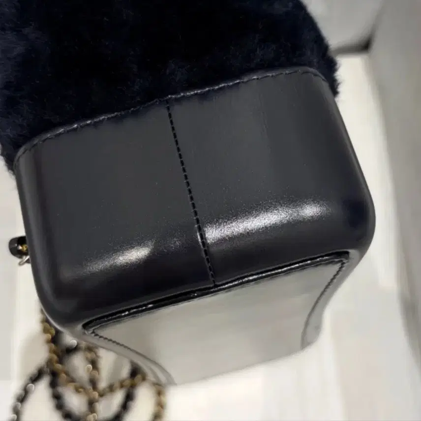 샤넬 CHANEL 가브리엘 시어링 스몰 백팩 NAVY BLUE 사진 4