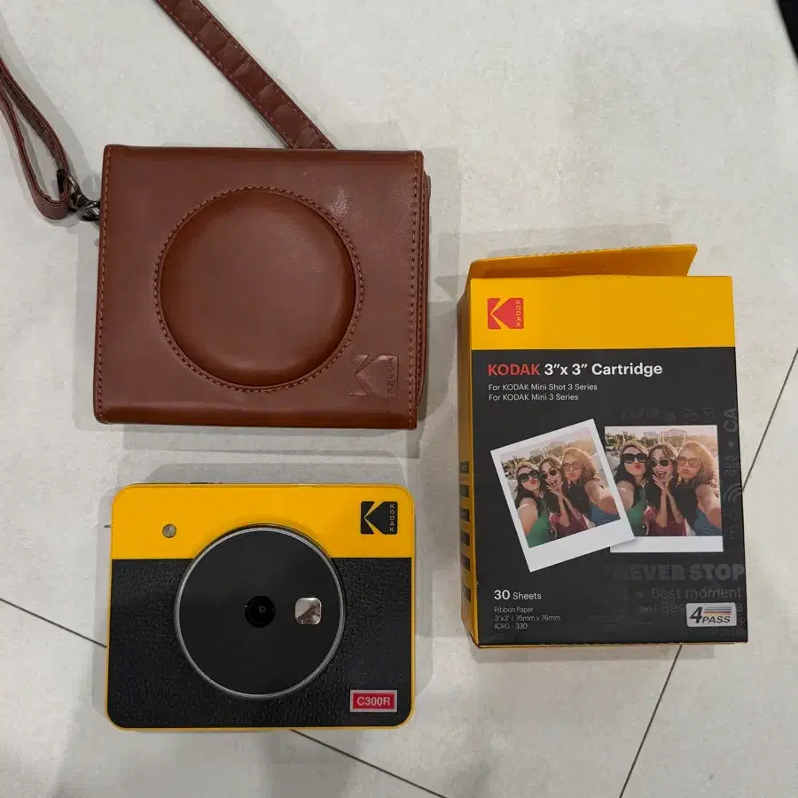 코닥 C300R 카메라 + 3x3 인스탁스 필름 + 가죽 케이스