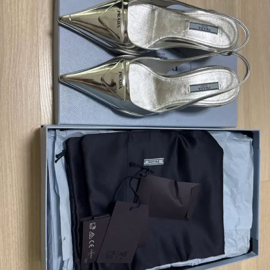 PRADA 실버 브러시드 가죽 슬링백 펌프스