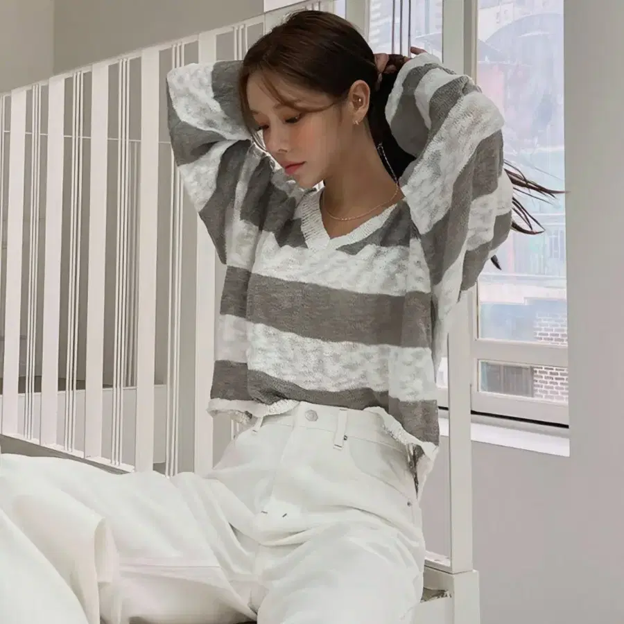 단가라 브이넥 니트
