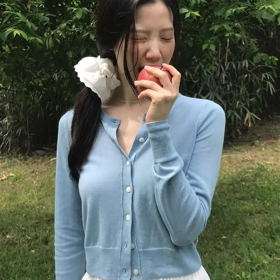 타낫 에센스 라운드 가디건 소라 하늘 라운드 크롭 레이어드 단추