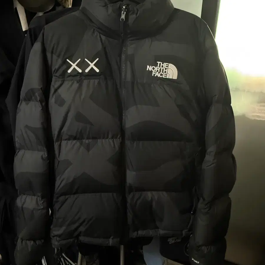 노스페이스 x 카우스 레트로 1996 눕시 자켓 블랙 프린트 - 22FW L사이즈