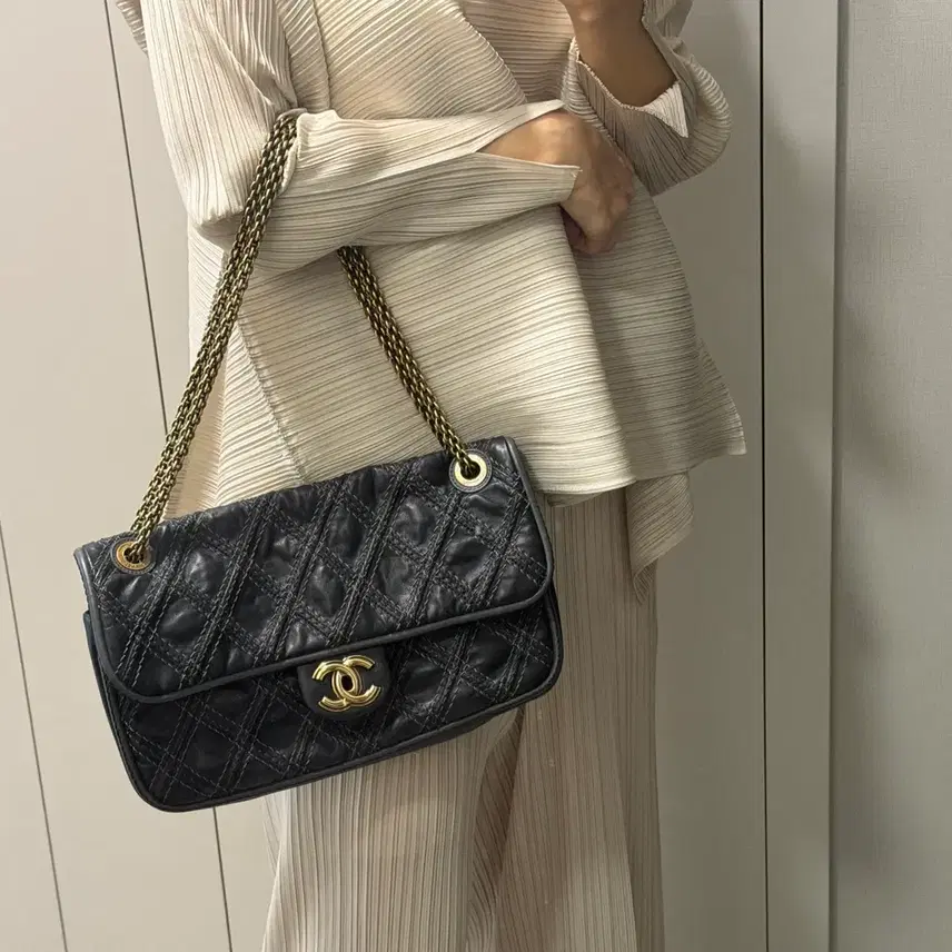 샤넬 퀼팅 체인 숄더백 블랙 사진 4