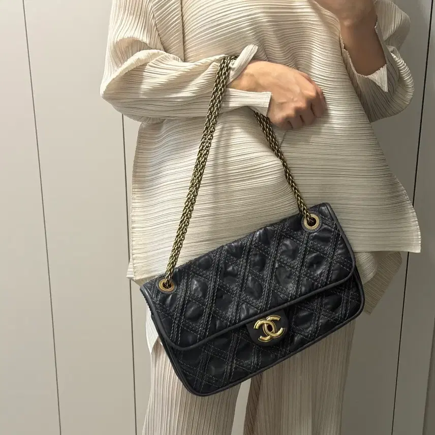 샤넬 퀼팅 체인 숄더백 블랙 사진 5