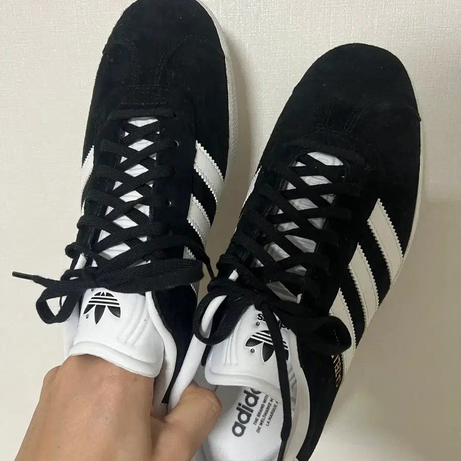아디다스 가젤 코어 블랙화이트 팝니당 (275)