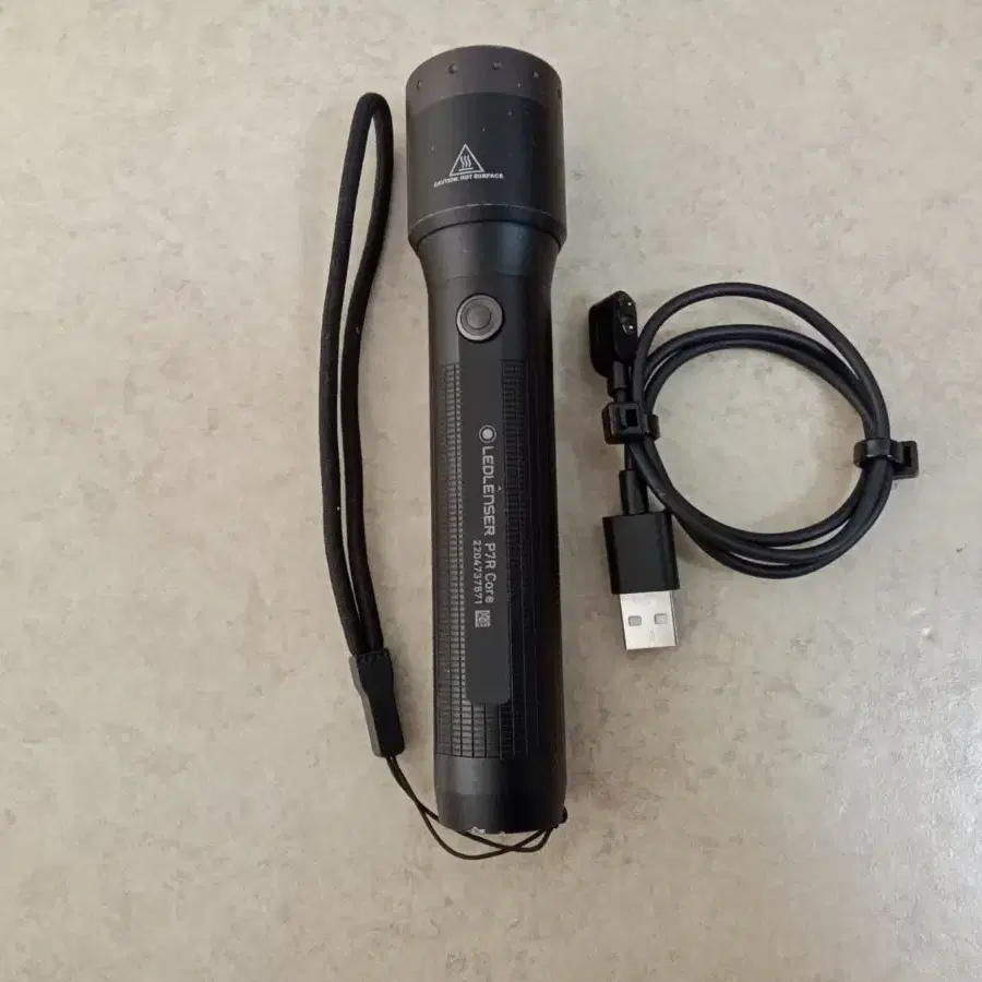 LEDLENSER P7R Core 손전등 USB 충전 케이블 포함