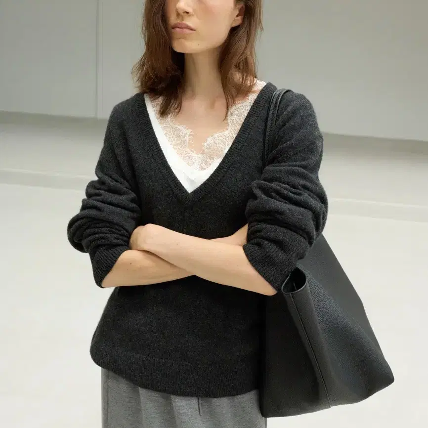 르바(LEVAR) Low V-Neck Wool Knit - Charcoal