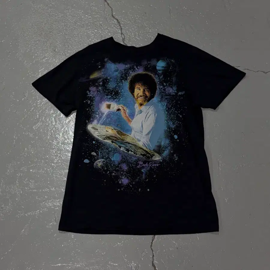 밥 로스(Bob Ross) 우주 그래픽 공식 굿즈 블랙 반팔 티셔츠
