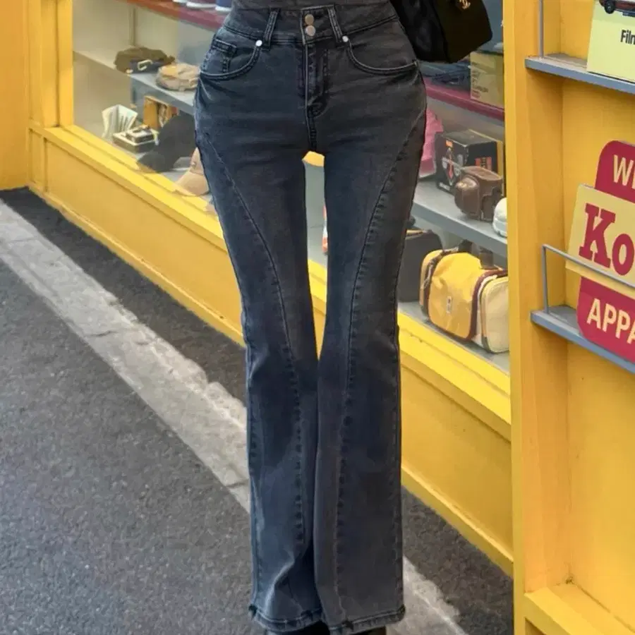 카인다미 골반볼륨업 하이웨스트 흑청 투버튼 절개 부츠컷