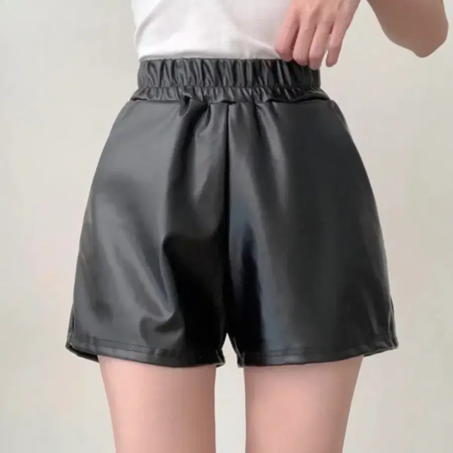 레더 밴딩 숏팬츠 블랙 반바지